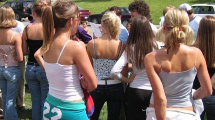 Onlar yaptı, siz yapmayın! Halka a&ccedil;ık alanlarda sa&ccedil;malayıp fotoğraflanan 16 kişi