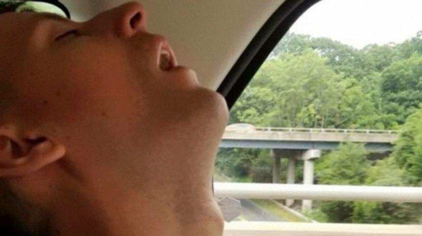 Kız arkadaşıyla &ccedil;ıktığı yolculukta uyuya kaldı, photoshop'un gazabına uğradı! 