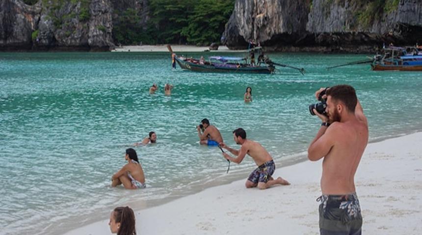 Kız arkadaşlarını fotoğraf konusunda memnun edebilmek i&ccedil;in şekilden şekle giren erkekler