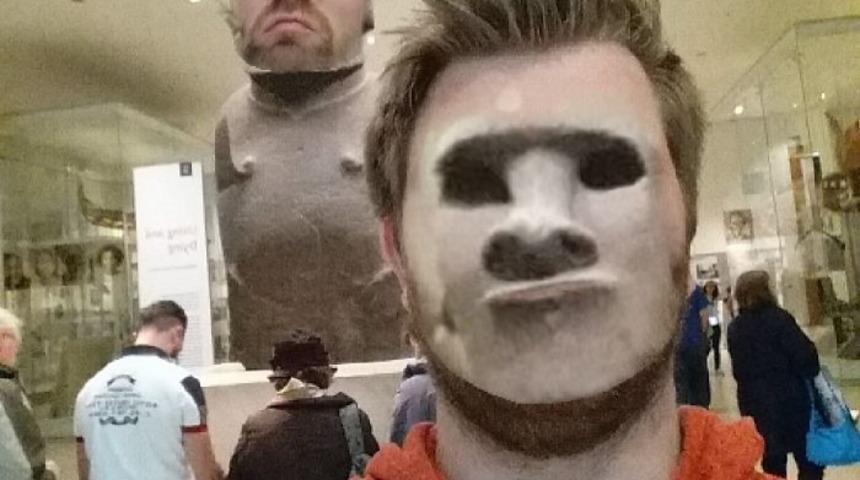 Y&uuml;z değiştirme filtreleriyle m&uuml;zedeki sanat eserlerini trolleyen gen&ccedil;ler