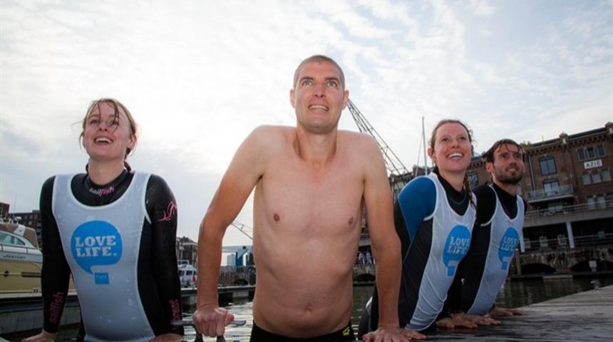 B&ouml;yle insanlar kaldı mı? 163 km'yi kanser araştırmaları i&ccedil;in y&uuml;zd&uuml;!