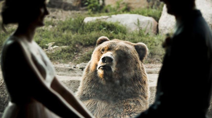 İnterneti sallayan bu ayının evlenen &ccedil;ifte verdiği reaksiyon m&uuml;thiş!