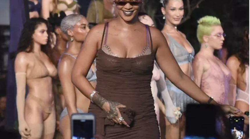  New York Moda Haftasına damga vuran Rihanna