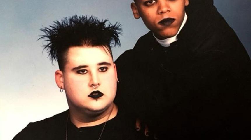 B&ouml;yle ergenlik g&ouml;r&uuml;lmedi! İnsanların &ccedil;ocukluğundan kalan en komik fotoğraflar