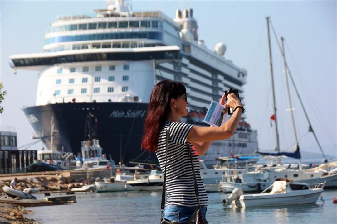 2 gemi art arda yanaştı, 4 bin kişi il&ccedil;eye akın etti 