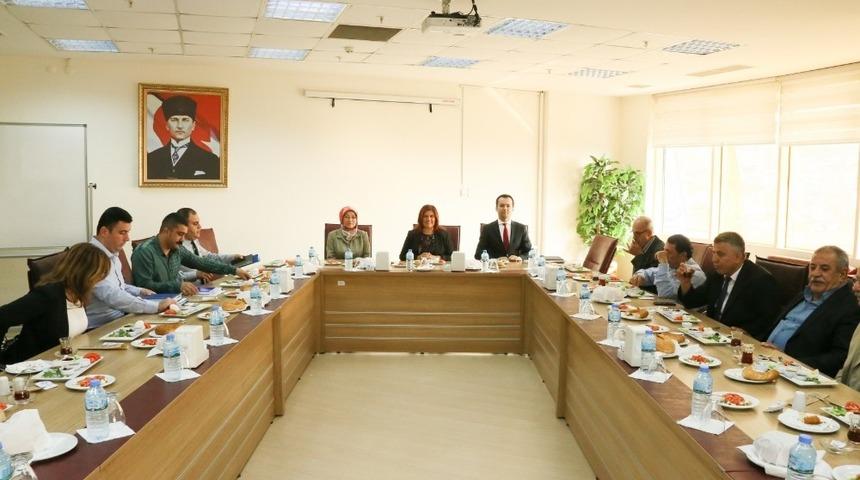 Efeler il&ccedil;esi muhtarları Başkan &Ccedil;er&ccedil;ioğlu&rsquo;nu ziyaret etti