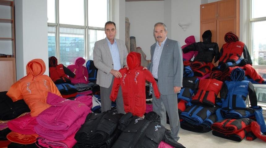 Burdur&rsquo;da &ouml;ğrencilere mont yardımı