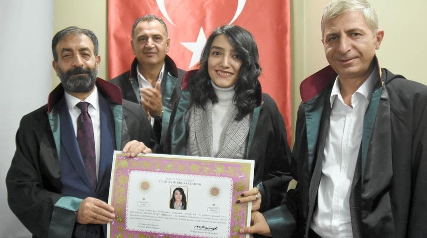 Erzurum Barosu&rsquo;nda 19 hukuk&ccedil;u d&uuml;zenlenen t&ouml;renle ruhsatnamelerini aldı