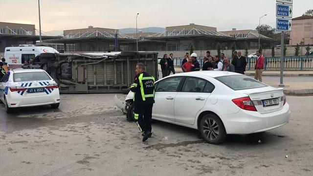 Kocaeli'de işçi servisi ile otomobil çarpıştı: 11 yaralı