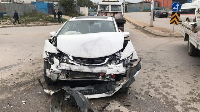 Kocaeli'de işçi servisi ile otomobil çarpıştı: 11 yaralı