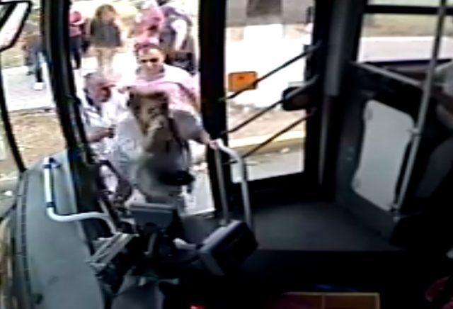 Yaralanan yaşlı kadını belediye otobüsü ile hastaneye götürdü