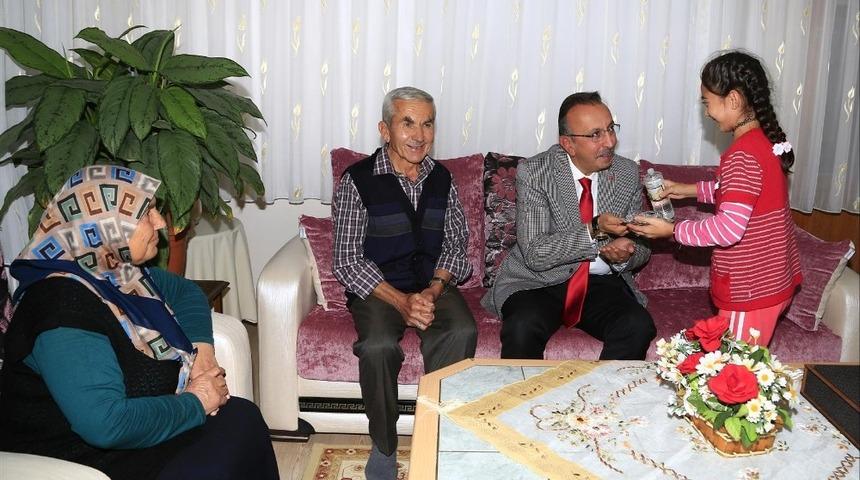 Se&ccedil;en, yarım asırlık aileleri ziyaret etmeye devam ediyor