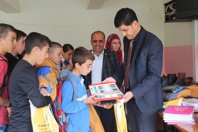 Köy okullarındaki 348 çocuğa kıyafet ve kırtasiye desteği