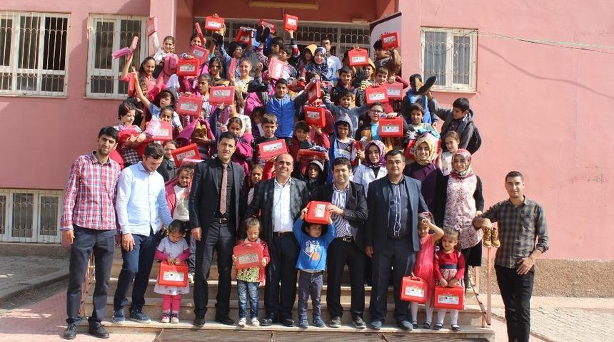 K&ouml;y okullarındaki 348 &ccedil;ocuğa kıyafet ve kırtasiye desteği