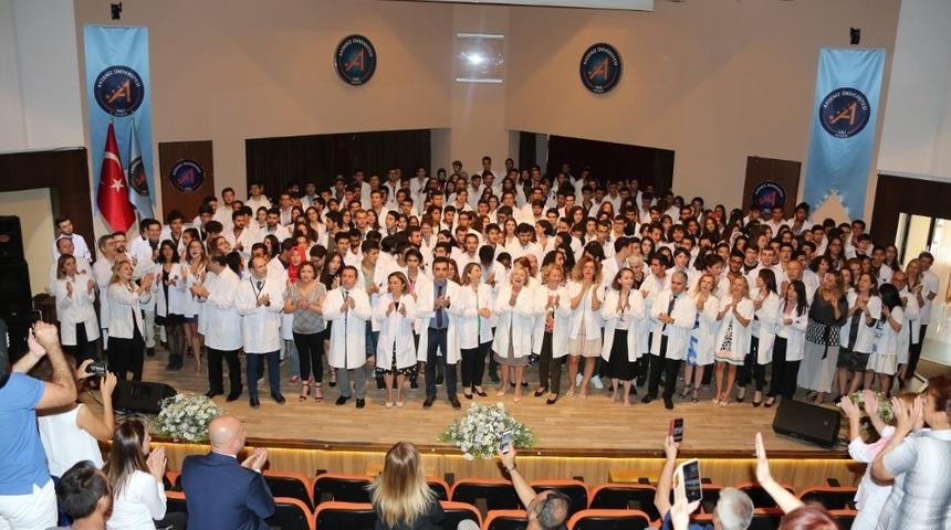 Antalya&rsquo;da 265 hekim adayı &lsquo;Beyaz &Ouml;nl&uuml;k&rsquo; giydi