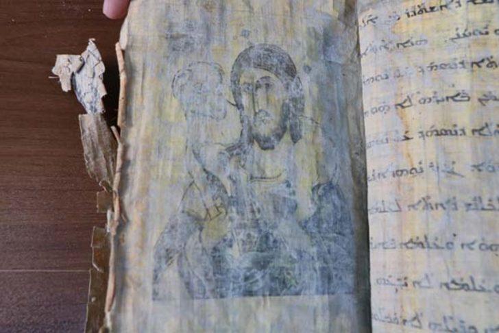 Jandarma İbranice el yazısı ile dini resim ve figürlerin yer aldığı kitap ele geçirdi G2