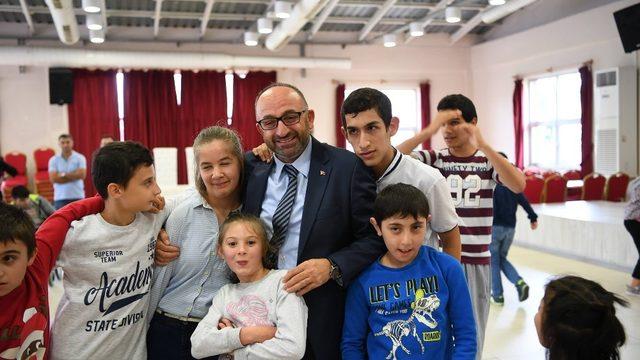 Başkan Üzülmez, özel çocukların yalnız bırakmadı