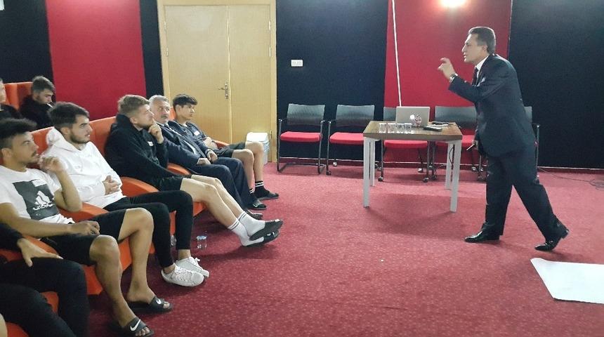 Eskişehirspor futbolcularına &rsquo;Motivasyon, &Ouml;zg&uuml;ven ve Farkındalık&rsquo; eğitimi