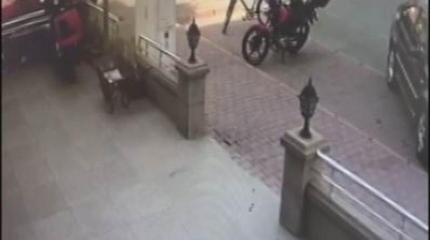 Kavşakta meydana gelen kaza g&uuml;venlik kamerasına yansıdı