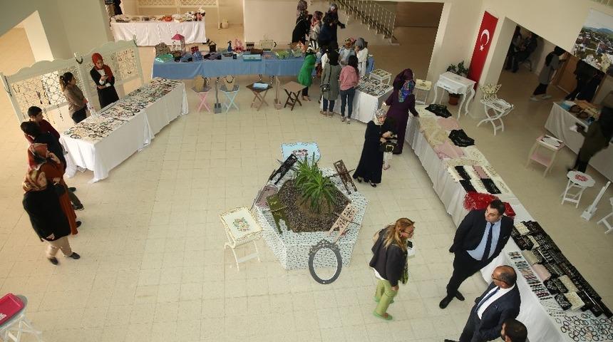 &lsquo;H&uuml;nerli Eller&rsquo;in eserleri sergilendi