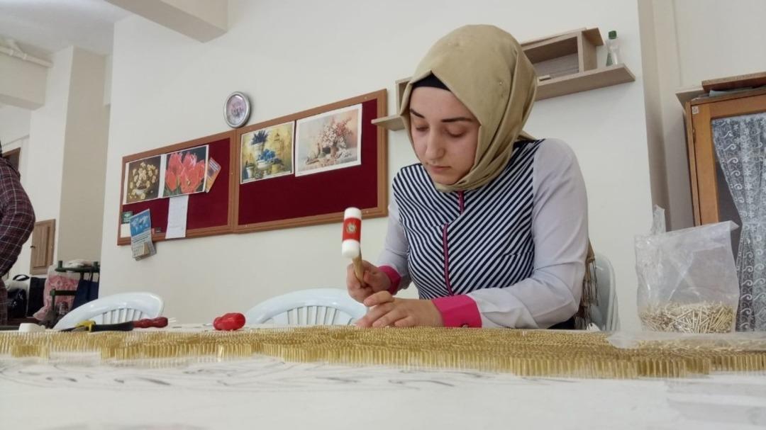 Kadınların el becerisi &ccedil;eki&ccedil; ve &ccedil;ivi ile buluştu