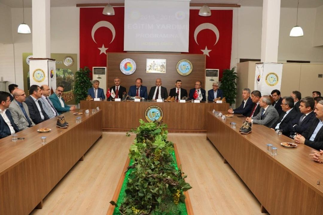 Manisa Ticaret Borsasından bin &ccedil;ocuğa kışlık bot