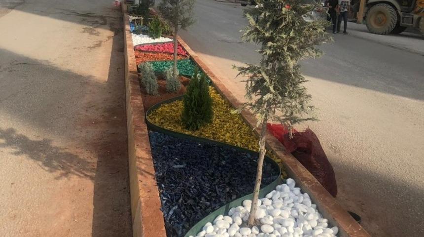 Şırnak&rsquo;ta ref&uuml;jler &ccedil;i&ccedil;ek ve taşlarla s&uuml;sleniyor