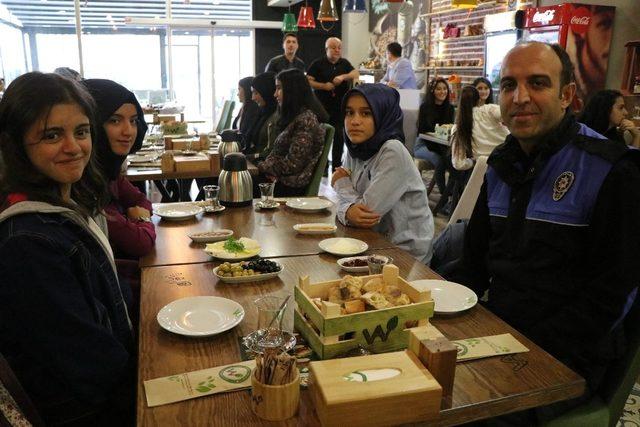 40 öğrenci polis ağabey ve ablaları ile Kayseri’yi gezdi