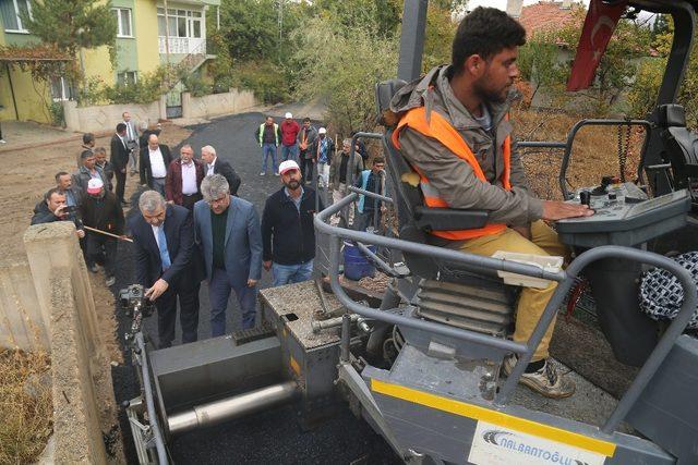 Başkan Çelik, Sarıoğlan’dan sonra Akkışla’da asfalt çalışmalarına katıldı ve Akkışlalılarla bir araya geldi