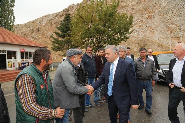 Başkan Çelik, Sarıoğlan’dan sonra Akkışla’da asfalt çalışmalarına katıldı ve Akkışlalılarla bir araya geldi