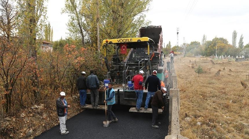 Başkan Çelik, Sarıoğlan’dan sonra Akkışla’da asfalt çalışmalarına katıldı ve Akkışlalılarla bir araya geldi