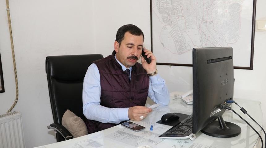 Baydilli beyaz masada gelen telefonları cevapladı