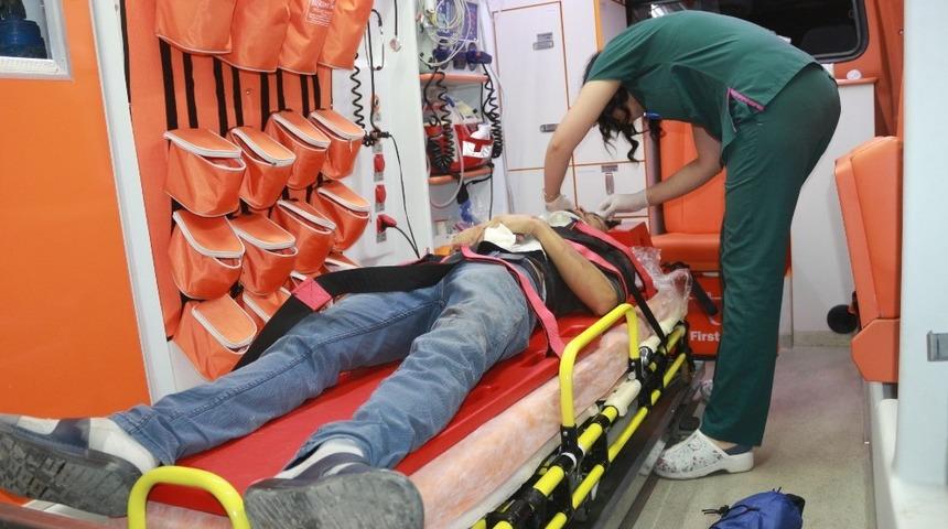 Minib&uuml;s ile motosiklet &ccedil;arpıştı: 2 yaralı