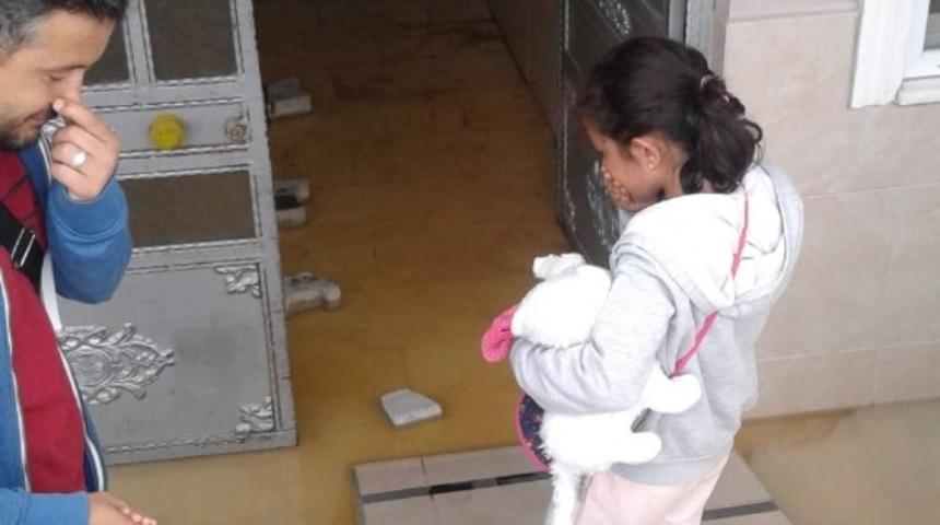 Burhaniye&rsquo;de apartmanı kanalizasyon suları bastı