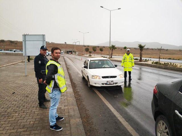 Kaymakam Düzgün’den görev başındaki trafik polislerine ziyaret