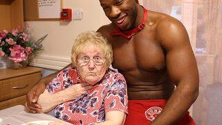 Bu nineler bir başka! Huzurevinde seksi akşam yemeği