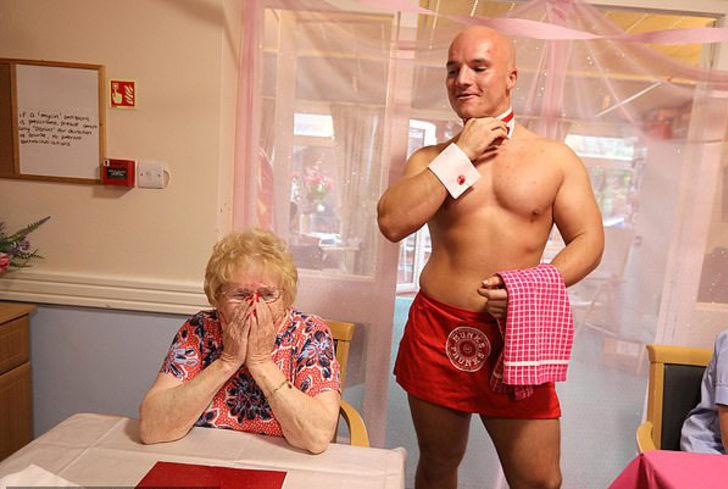 Bu nineler bir başka! Huzurevinde seksi akşam yemeği G5