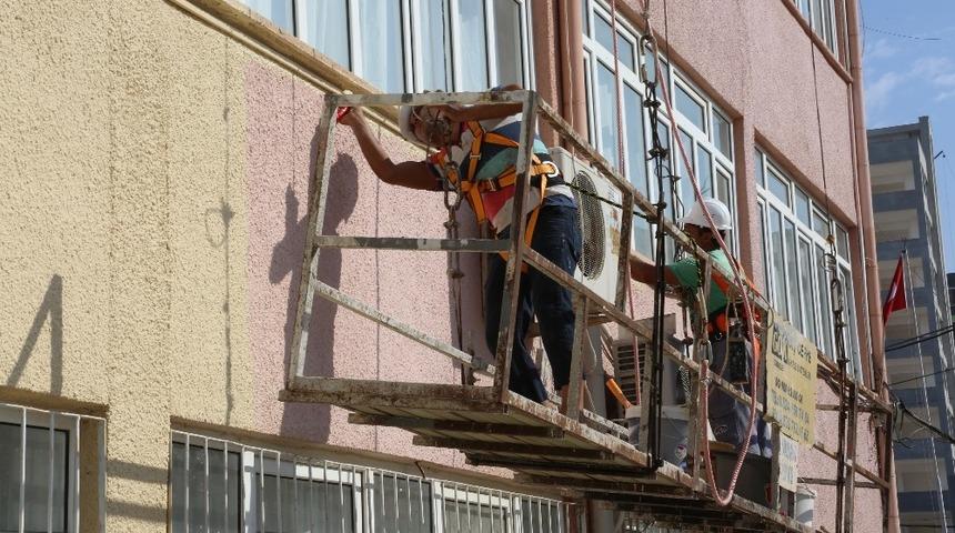 Erdemli Lisesi’ne boya badana