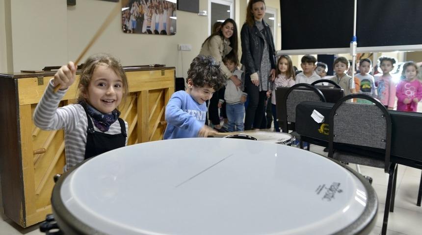 Minikler m&uuml;zik aletlerini tanıdı