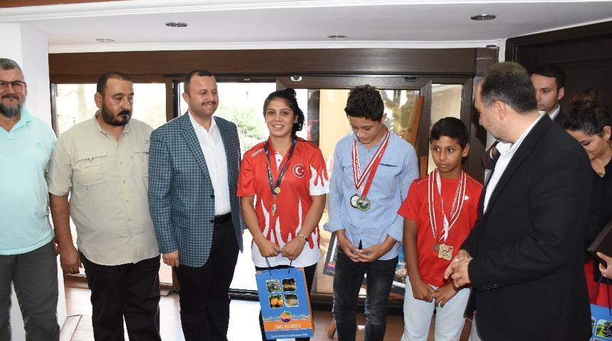 Başarılı sporcular &ouml;d&uuml;llendirildi