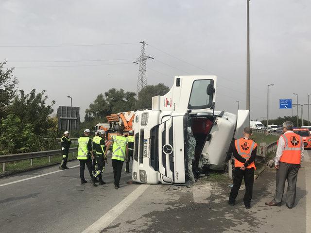 Bariyerlere çarparak, devrilen beton mikserinin sürücüsü öldü 1