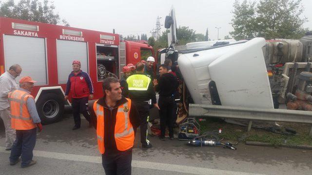 Bariyerlere çarparak, devrilen beton mikserinin sürücüsü öldü 2