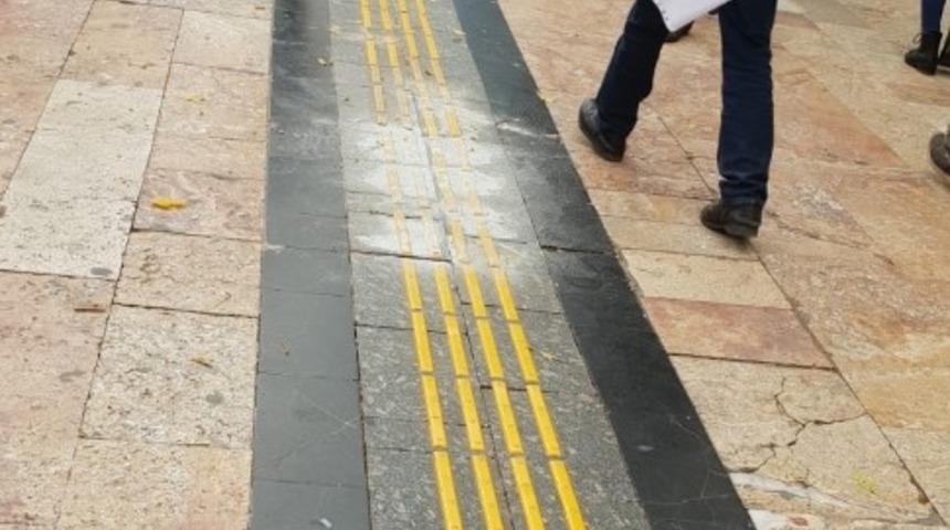 Kaldırımlar g&ouml;rme engelliler i&ccedil;in yenileniyor