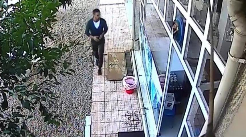 &Ouml;nce kameraya sonra polislere yakalandı