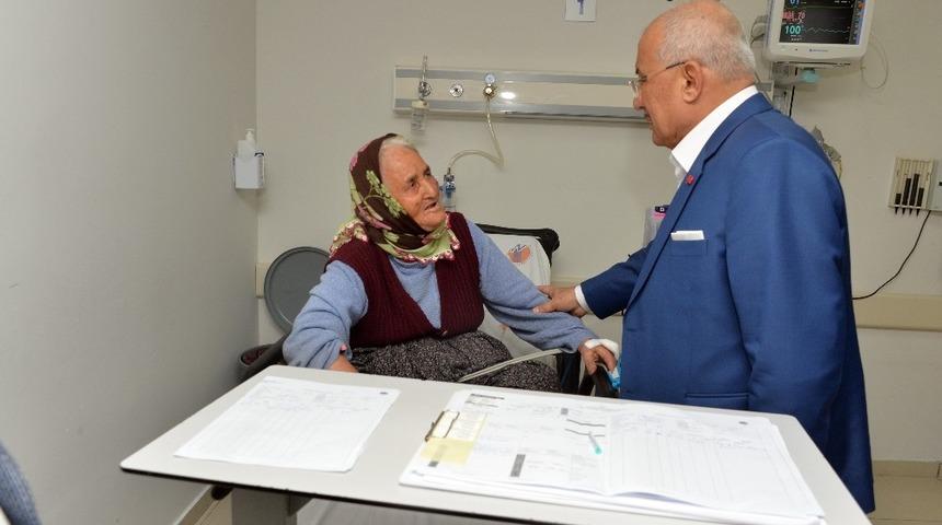 Kocamaz, otob&uuml;s kazasında yaralanan vatandaşları ziyaret etti