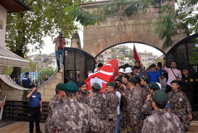 Görevde kalp krizi sonucu şehit olan özel harekat polisi memleketine uğurlandı (2)