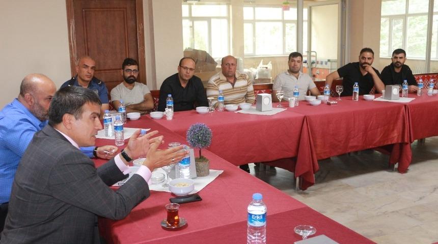 M&uuml;d&uuml;r Alper taraftar grupların temsilcileri ile bir araya geldi