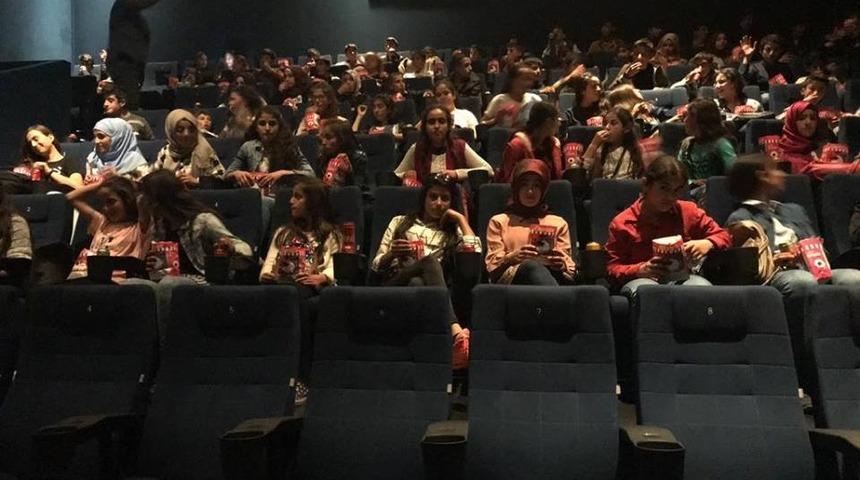 &Ouml;zalplı &ouml;ğrencilerin sinema keyfi