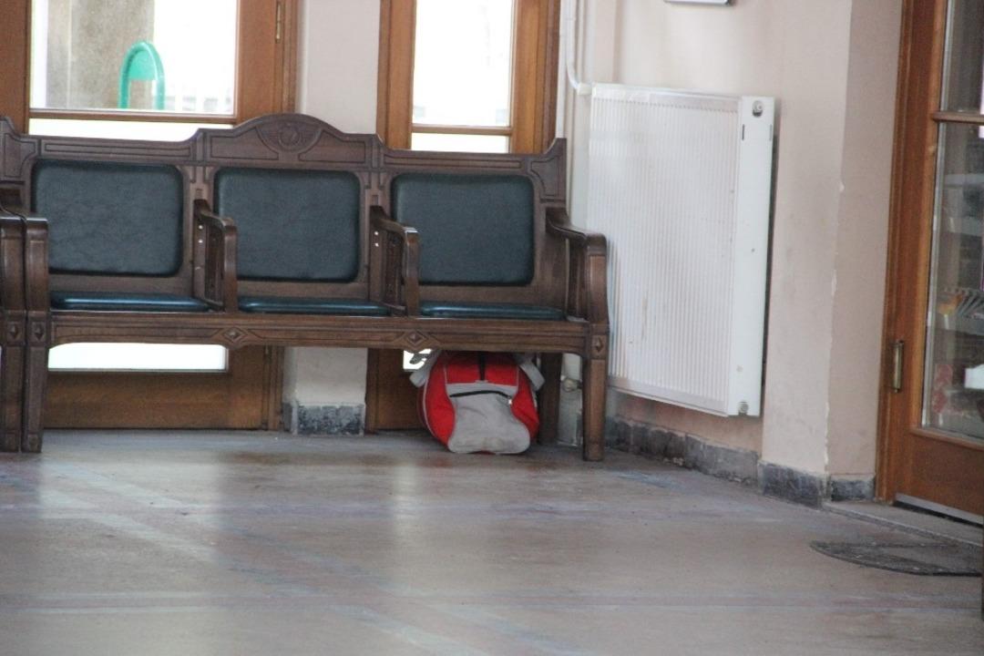 Tren garında ş&uuml;pheli paket paniği