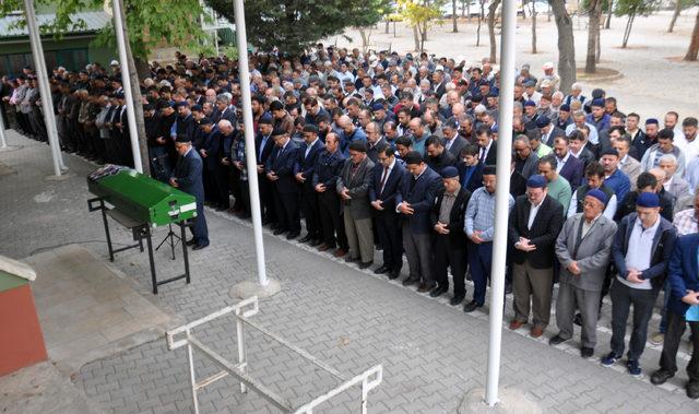 Mantardan zehirlenen 12 kişiden biri öldü